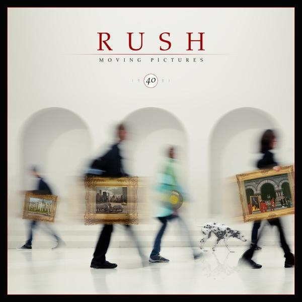 Albumcover von Rush - Moving Pictures. Menschen tragen gerahmte Bilder an Bögen vorbei. Ein Hund läuft mit.