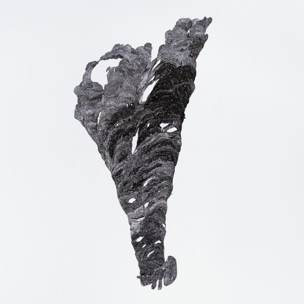 Abstrakte schwarz-graue Form auf weißem Hintergrund. Ähnelt einem Baum oder einer fließenden Form.