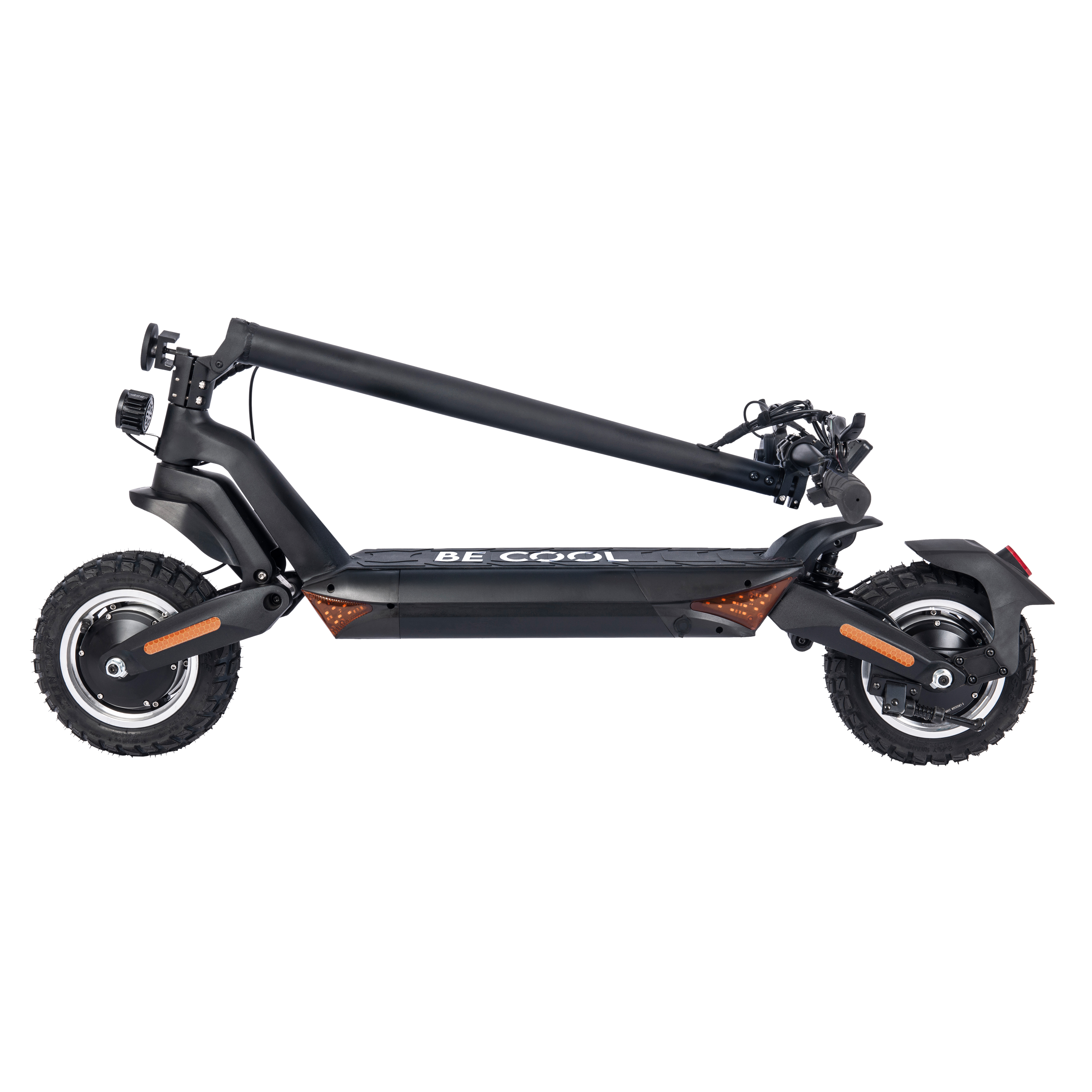 Schwarzer Elektro-Roller von Be Cool. Weißer Hintergrund, Seitenansicht, Details der Räder und des Körpers.