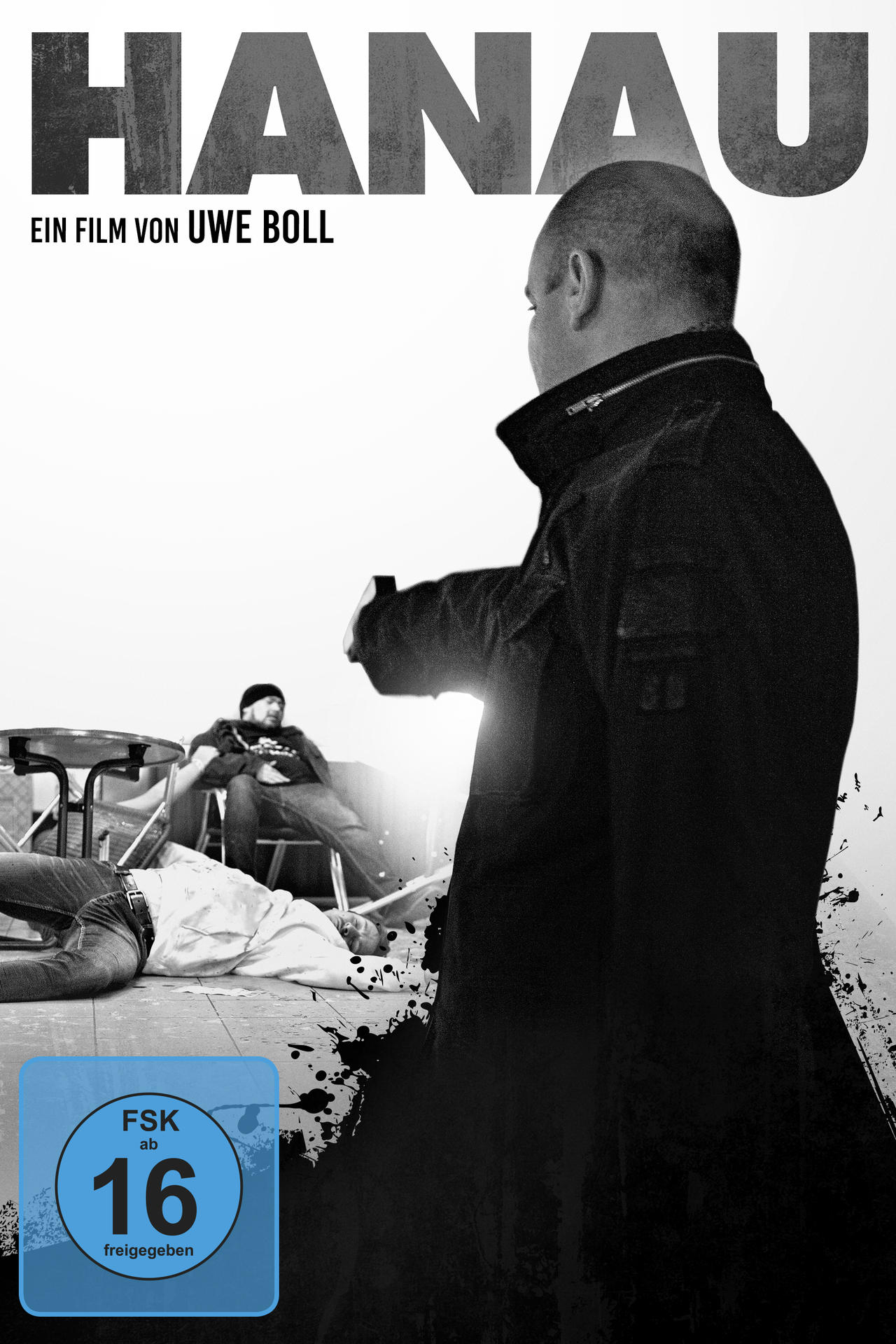 Filmposter für 'Hanau'. Ein Mann mit einer Waffe steht im Vordergrund. Zwei Männer sind im Hintergrund.