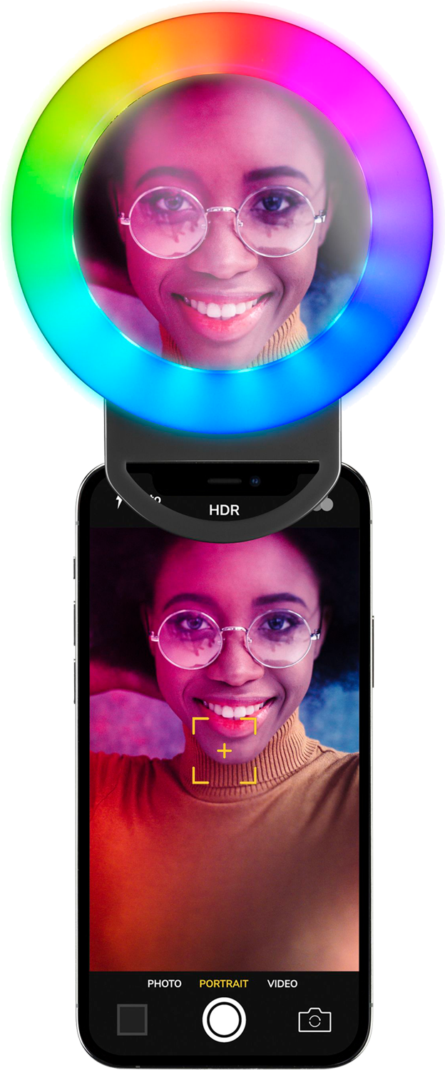 Femme avec des lunettes utilisant un anneau lumineux et un téléphone. L'anneau est multicolore.