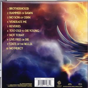 CD-Cover mit einer Liste von Songs und einem Grafikdesign mit Flügeln und einem feurigen Hintergrund.