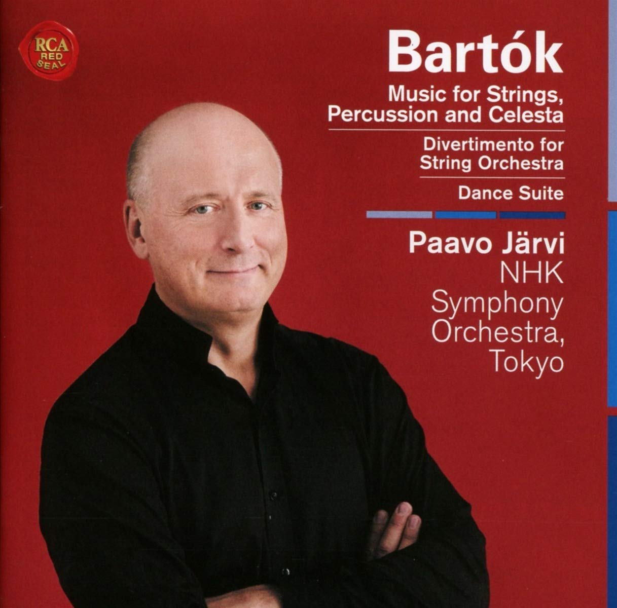 Egy férfi fekete ingben, piros háttér előtt, Bartók szöveggel.