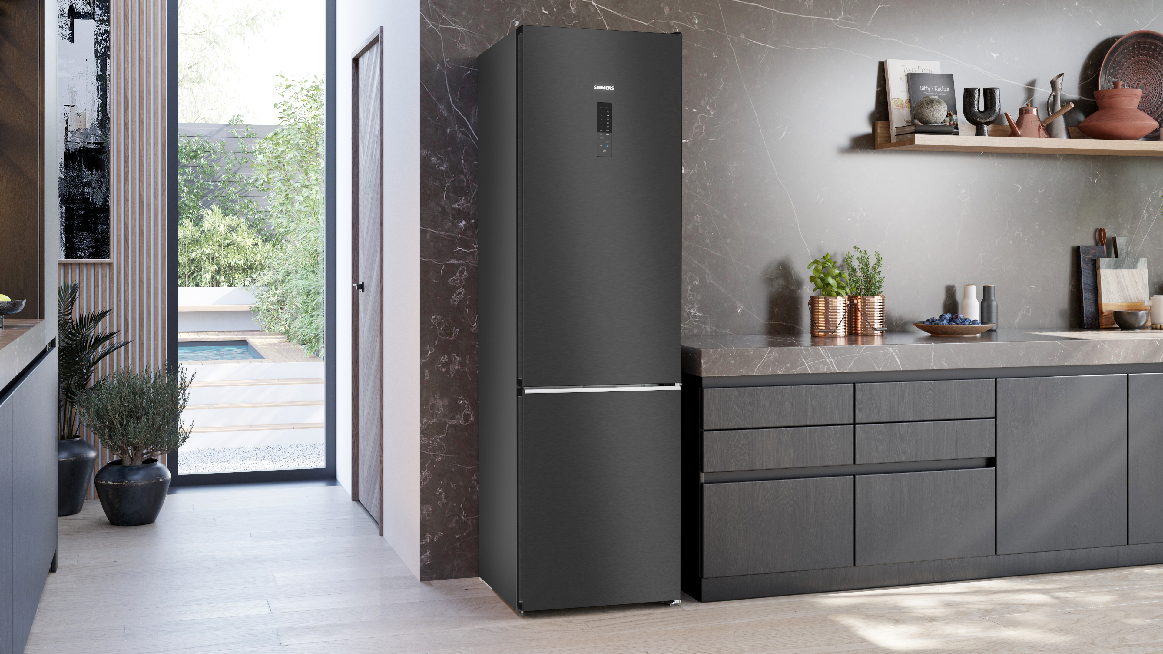 Ein schwarzer Kühlschrank in einer modernen Küche mit Holzschränken und Marmorrückwand.