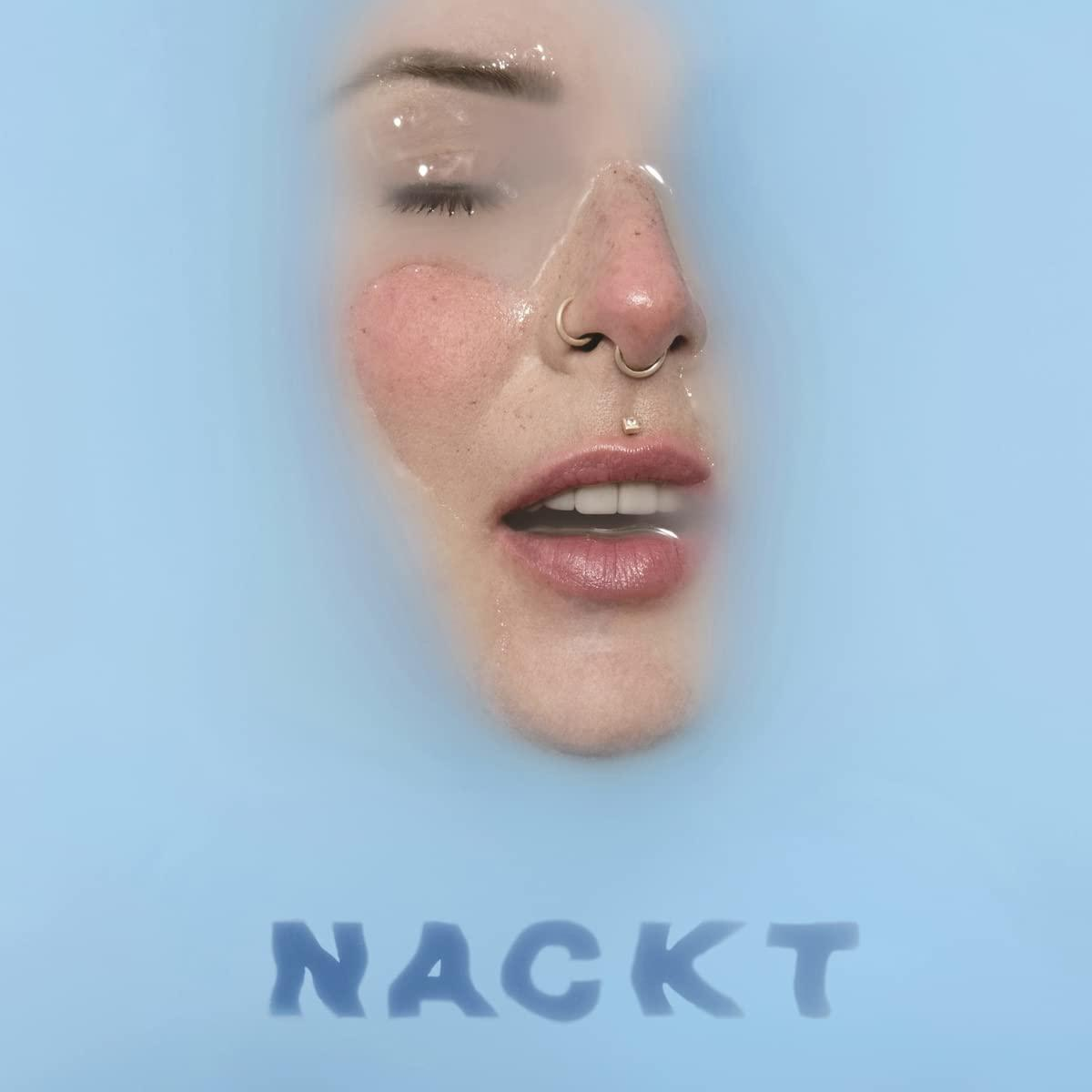 Gesicht unter Wasser. Augen geschlossen, Mund offen, mit dem Wort 'NACKT'.