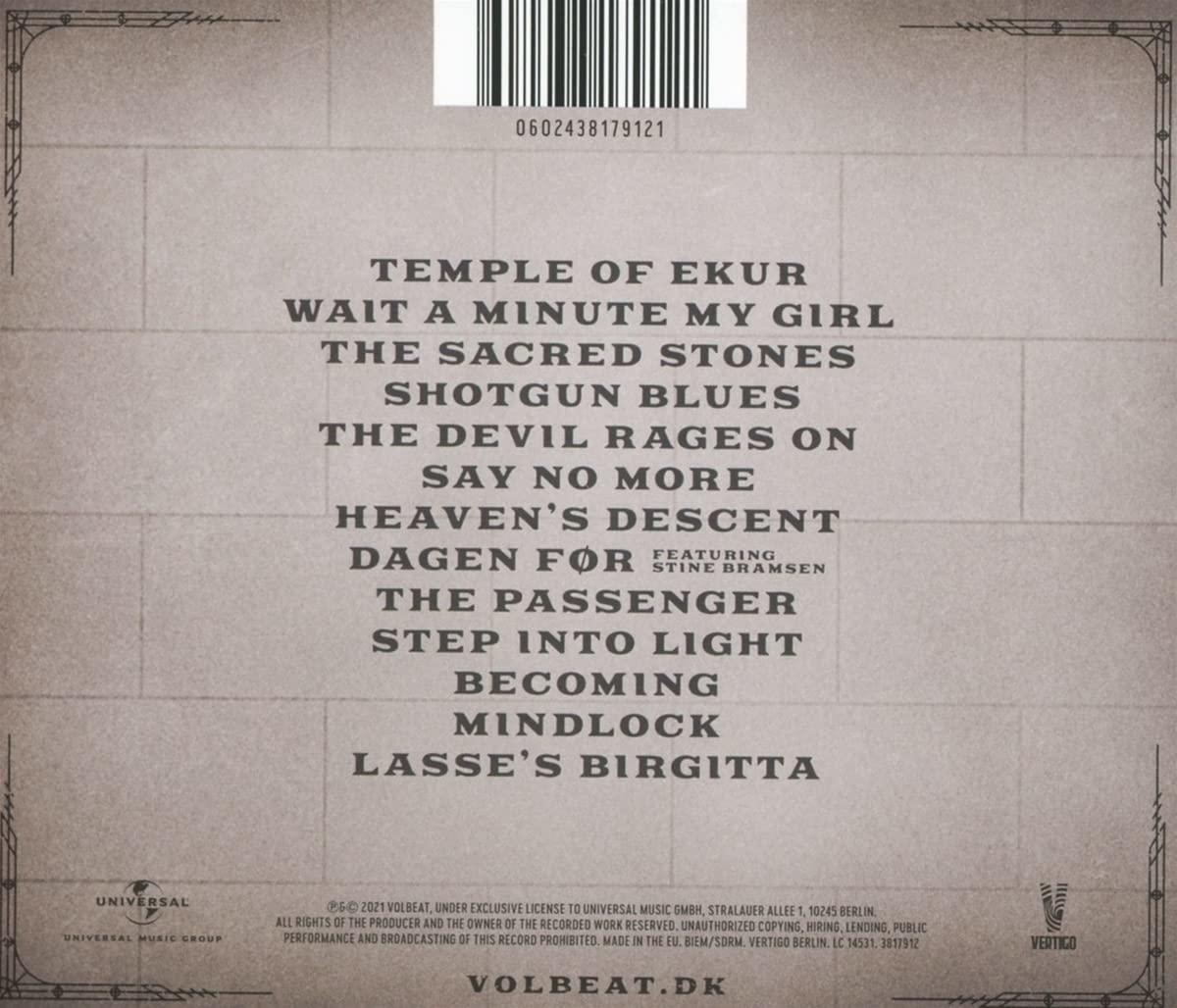 Rückseite einer CD-Hülle mit Songtiteln und Barcode, mit Text auf hellbrauner Wand.