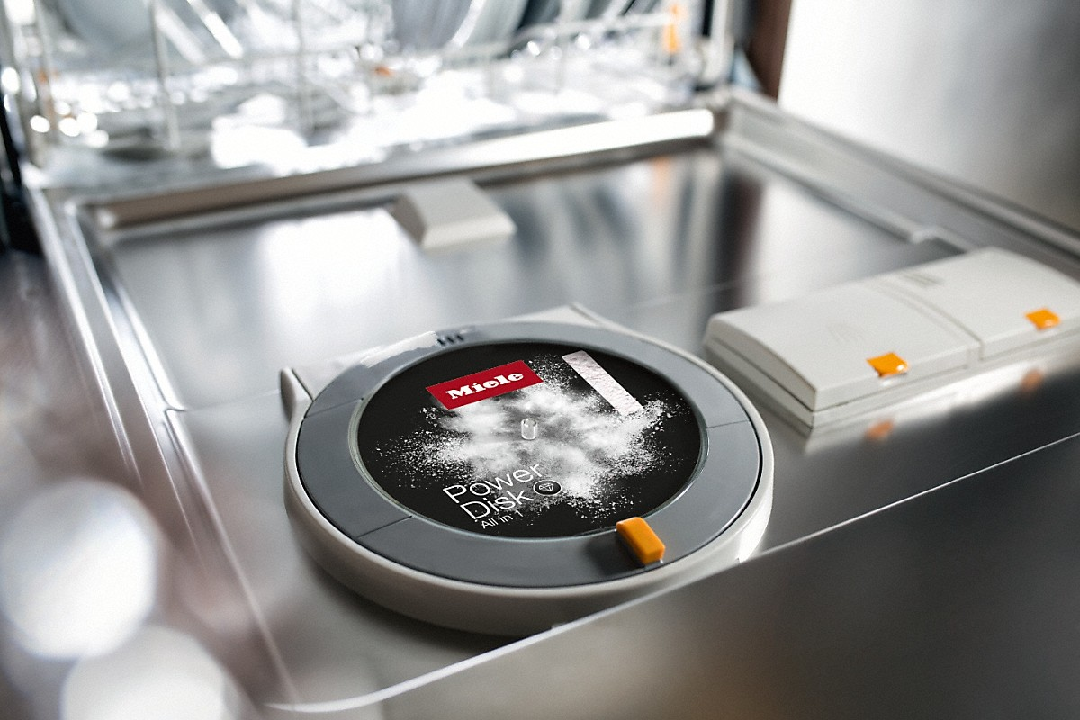 Ein Miele Geschirrspüler mit eingesetzter PowerDisk, im Inneren der Maschine, Nahaufnahme.
