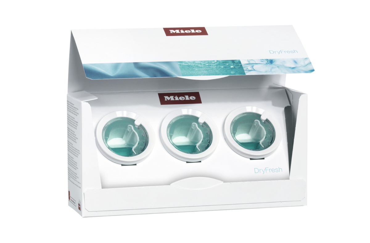 Weiße Box mit drei grün-weißen Behältern, beschriftet mit 'Miele DryFresh', auf weißem Hintergrund.