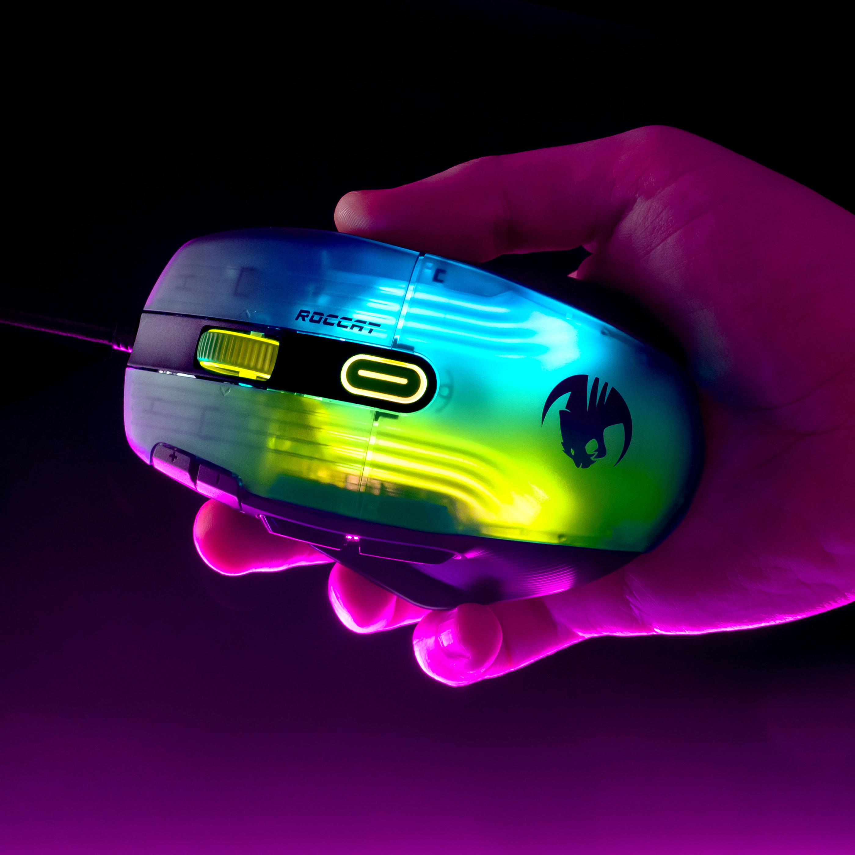Hand hält eine Gaming-Maus mit farbenfroher Beleuchtung. Dunkler Hintergrund, lila und grüne Farbtöne.