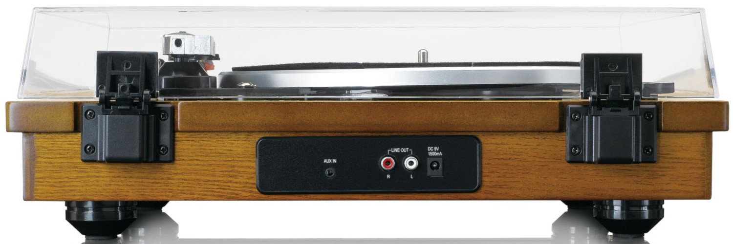 L'arrière d'une platine vinyle en bois avec couvercle transparent. Il possède des ports aux et line-out et une entrée d'alimentation.