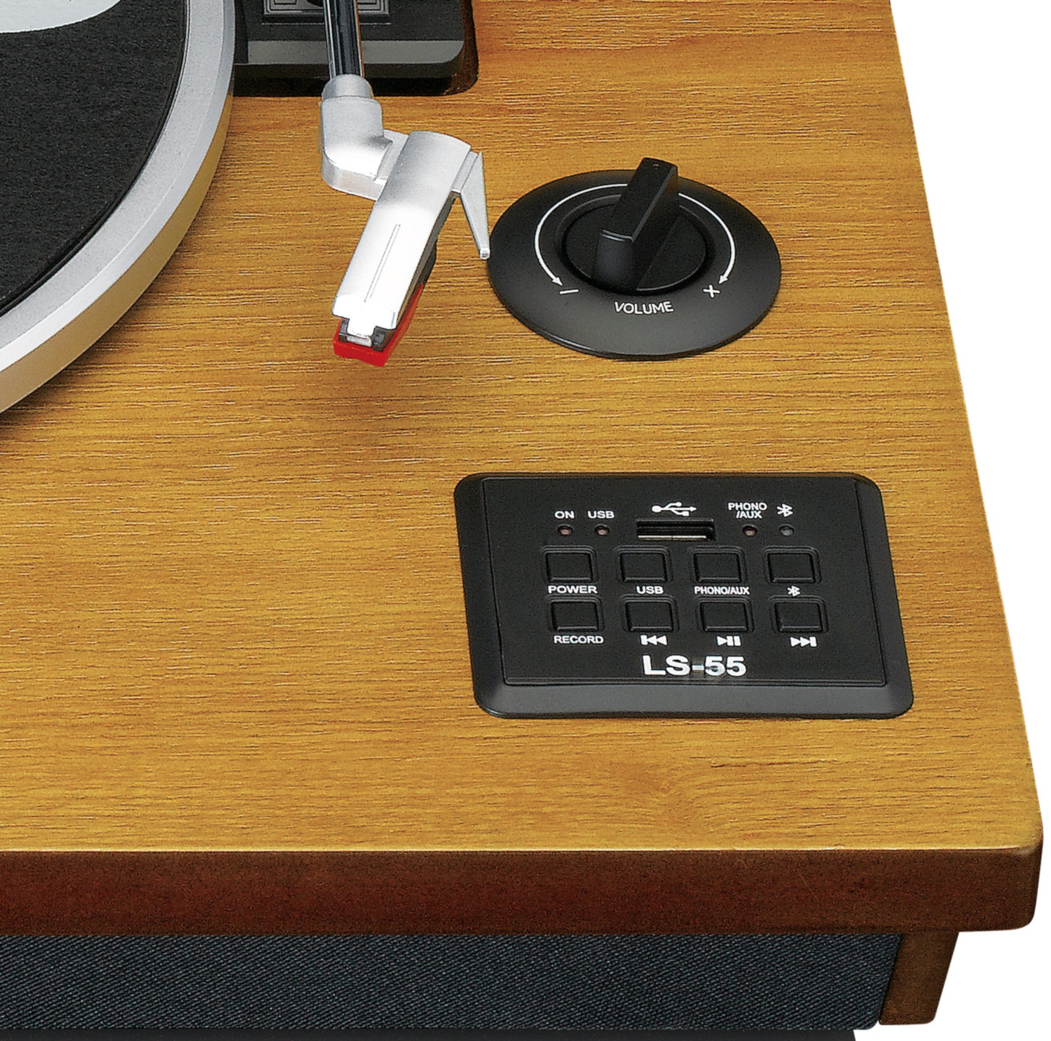 Gros plan sur le panneau de commande d'une platine. Il possède un contrôle du volume et des boutons pour l'alimentation, l'USB et la lecture.