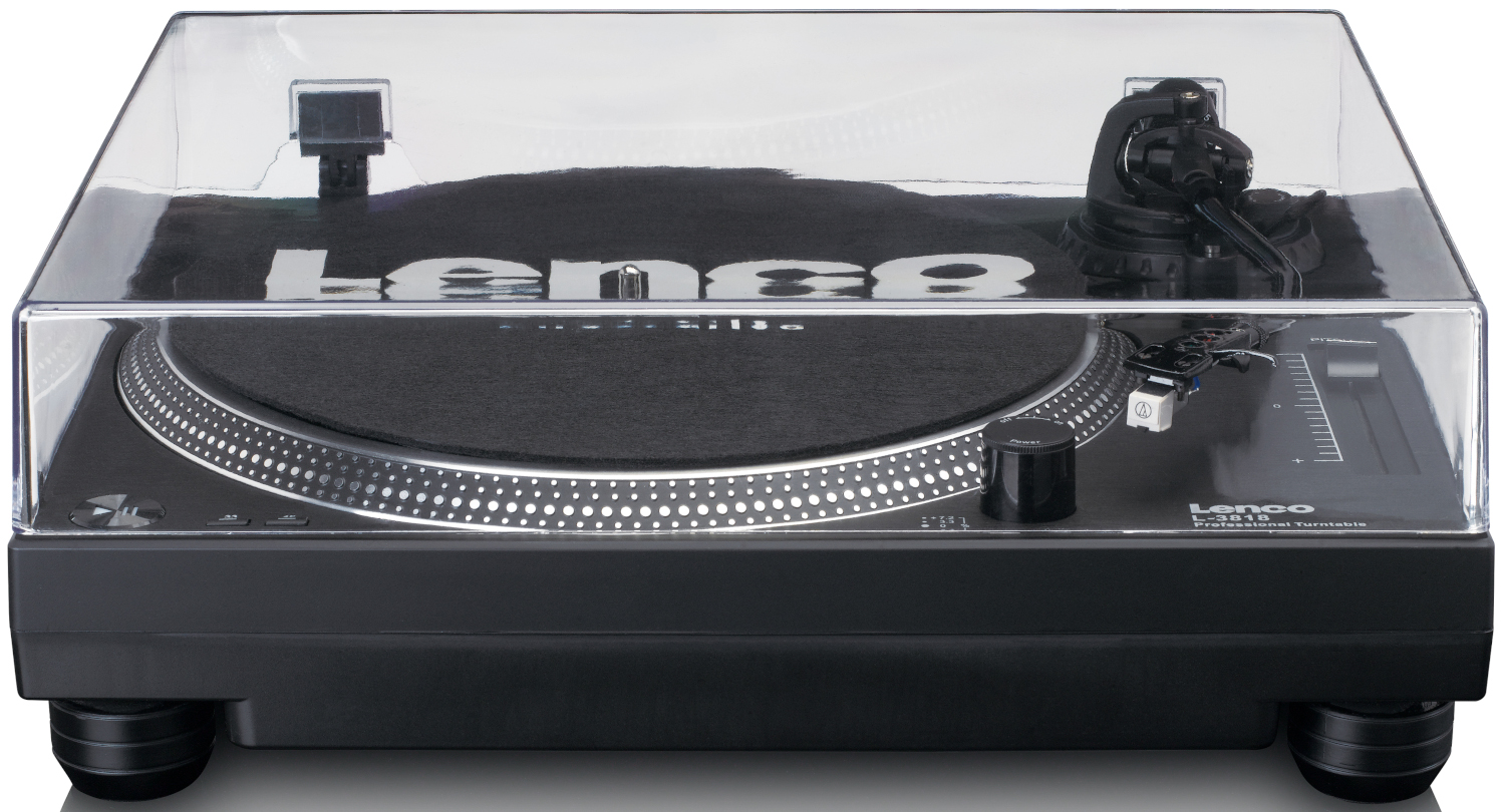 Une platine vinyle avec une base noire et un couvercle transparent. La marque Lenco est visible en haut.