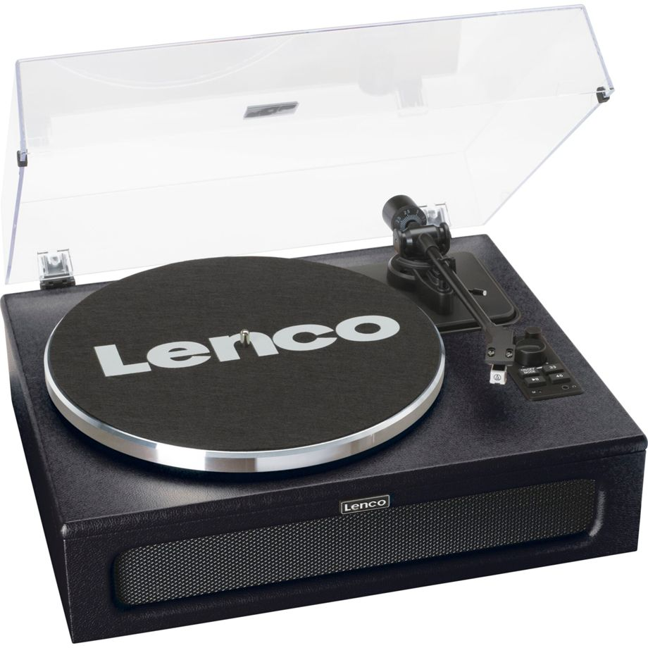 Een zwarte Lenco platenspeler met een transparante hoes wordt getoond op een witte achtergrond. Het logo is zichtbaar.