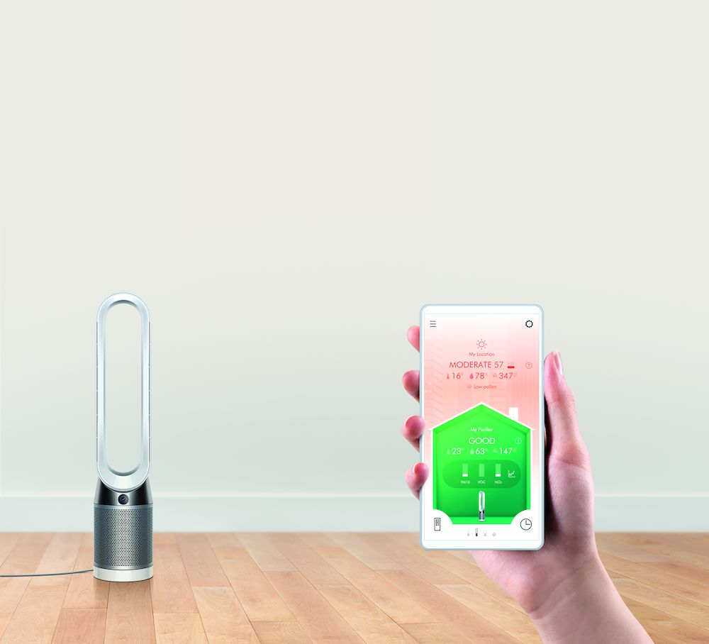 Mano sosteniendo un teléfono mostrando la calidad del aire. Purificador Dyson.