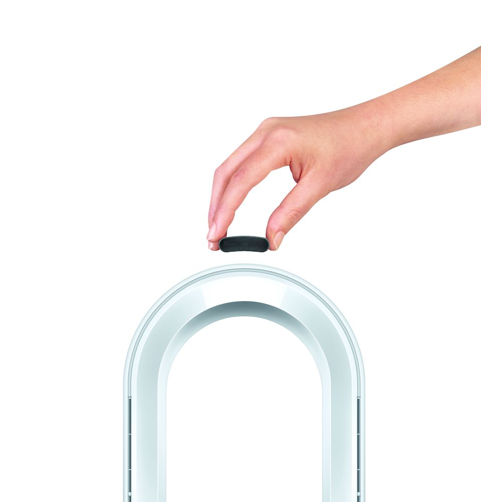 Una mano a punto de tocar un botón negro encima de un ventilador blanco. Fondo blanco. Diseño moderno.