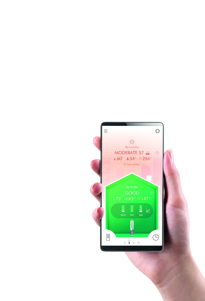 Una mano sosteniendo un smartphone que muestra información sobre la calidad del aire.