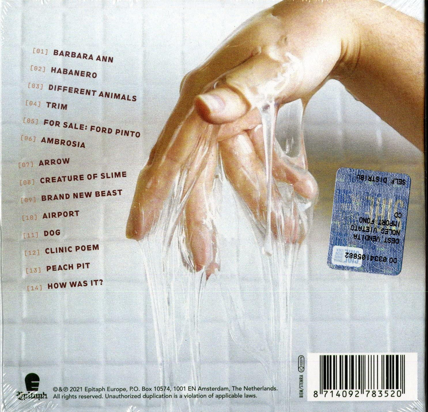 Ein CD-Cover mit einer Hand in einer klaren, klebrigen Substanz. Trackliste links, Etikett rechts.