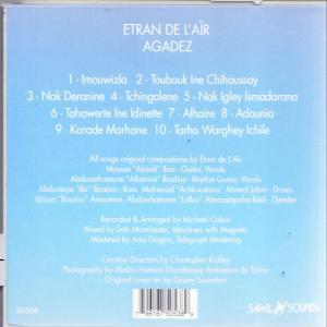 CD-Cover. Text auf hellblauem Hintergrund. Listet Songtitel und Credits auf.