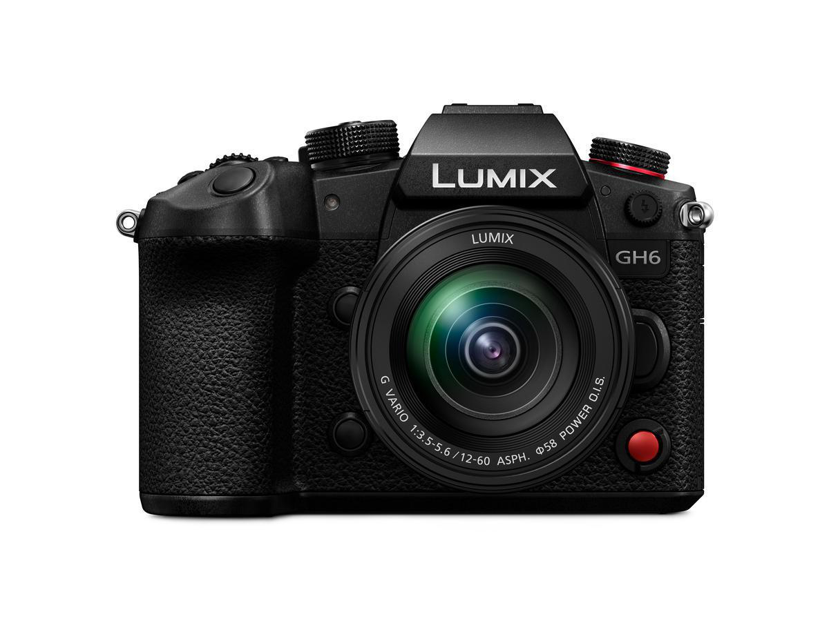 Schwarze Lumix GH6 Kamera auf weißem Hintergrund. Sie hat ein Objektiv, Knöpfe und Räder.