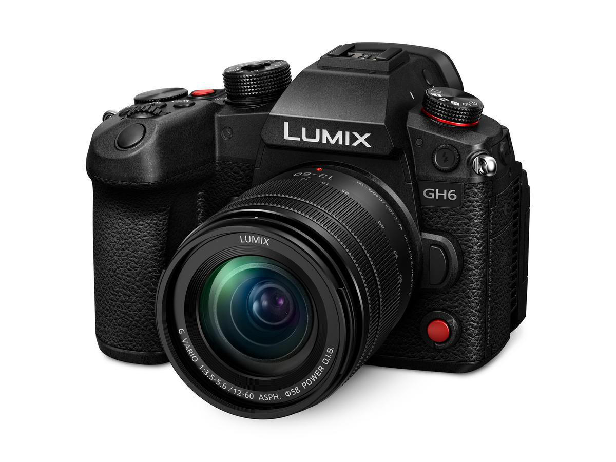 Schwarze Lumix GH6 Kamera mit Objektiv, auf weißer Oberfläche.
