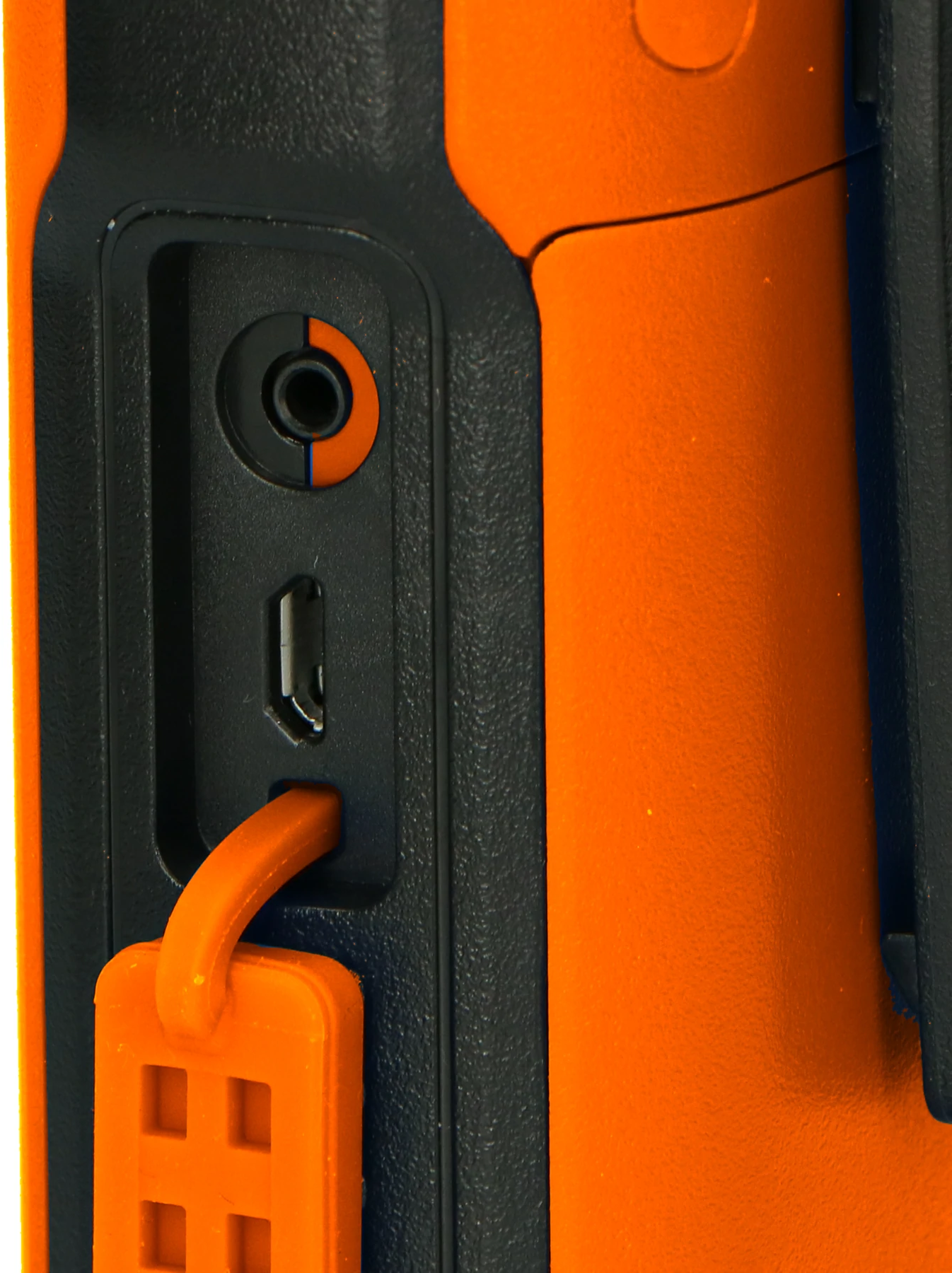 Nahaufnahme eines orangefarbenen Geräts mit Audioanschluss und USB-Anschluss.