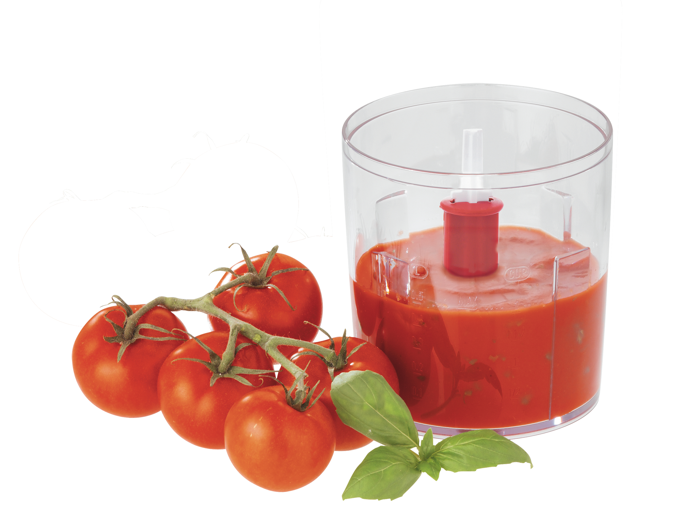Tomates sur vigne à côté d'un mixeur avec sauce tomate et feuilles de basilic.