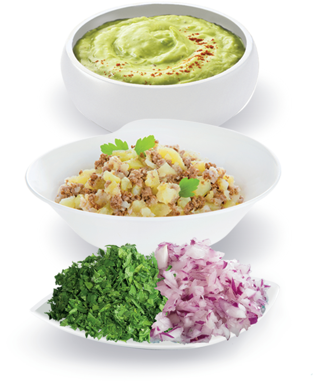 Trois bols avec des ingrédients: guacamole, salade de pommes de terre avec de la viande et coriandre et oignon rouge hachés.
