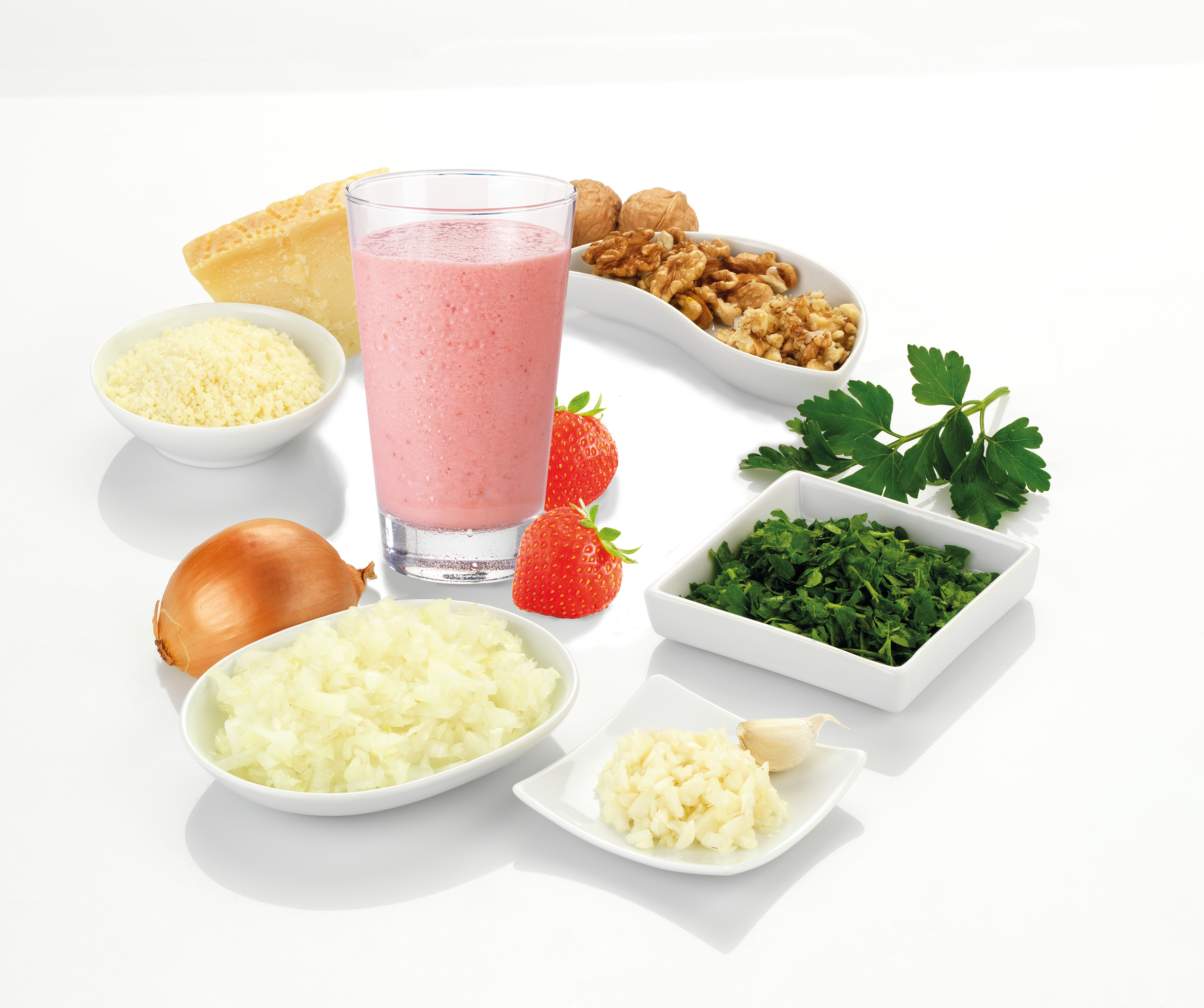Divers ingrédients : parmesan, oignon, fraises, persil, ail et noix.