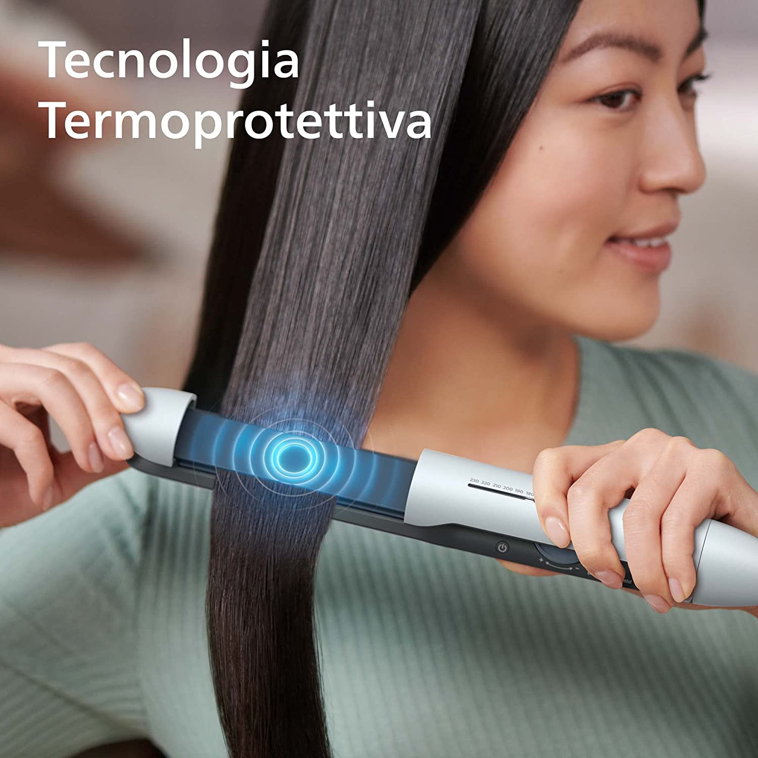 Una donna che usa una piastra per capelli, testo in italiano.