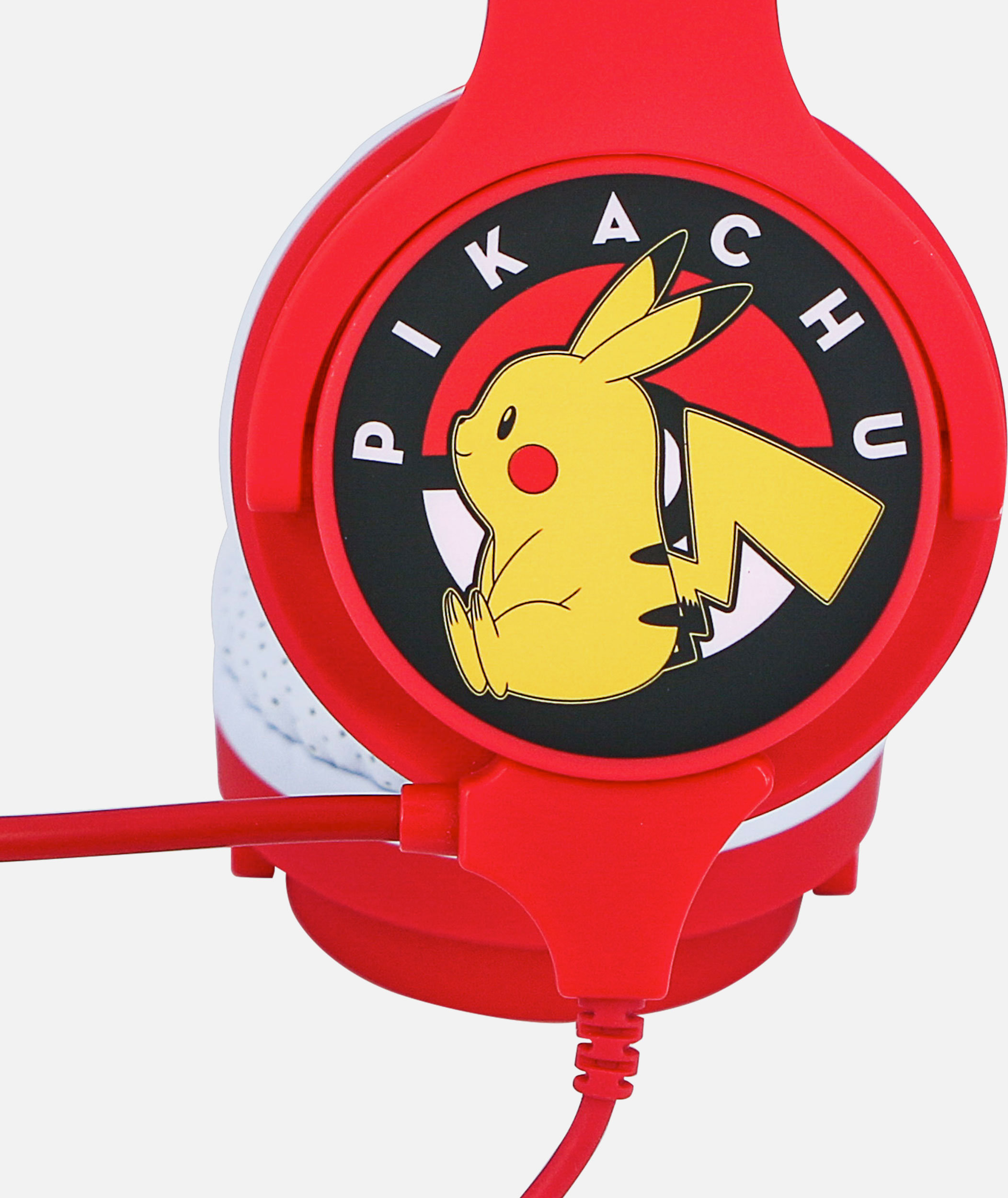 Rote und weiße Pikachu-Kopfhörer mit rotem Kabel vor hellem Hintergrund. Pikachu befindet sich auf der Ohrmuschel.