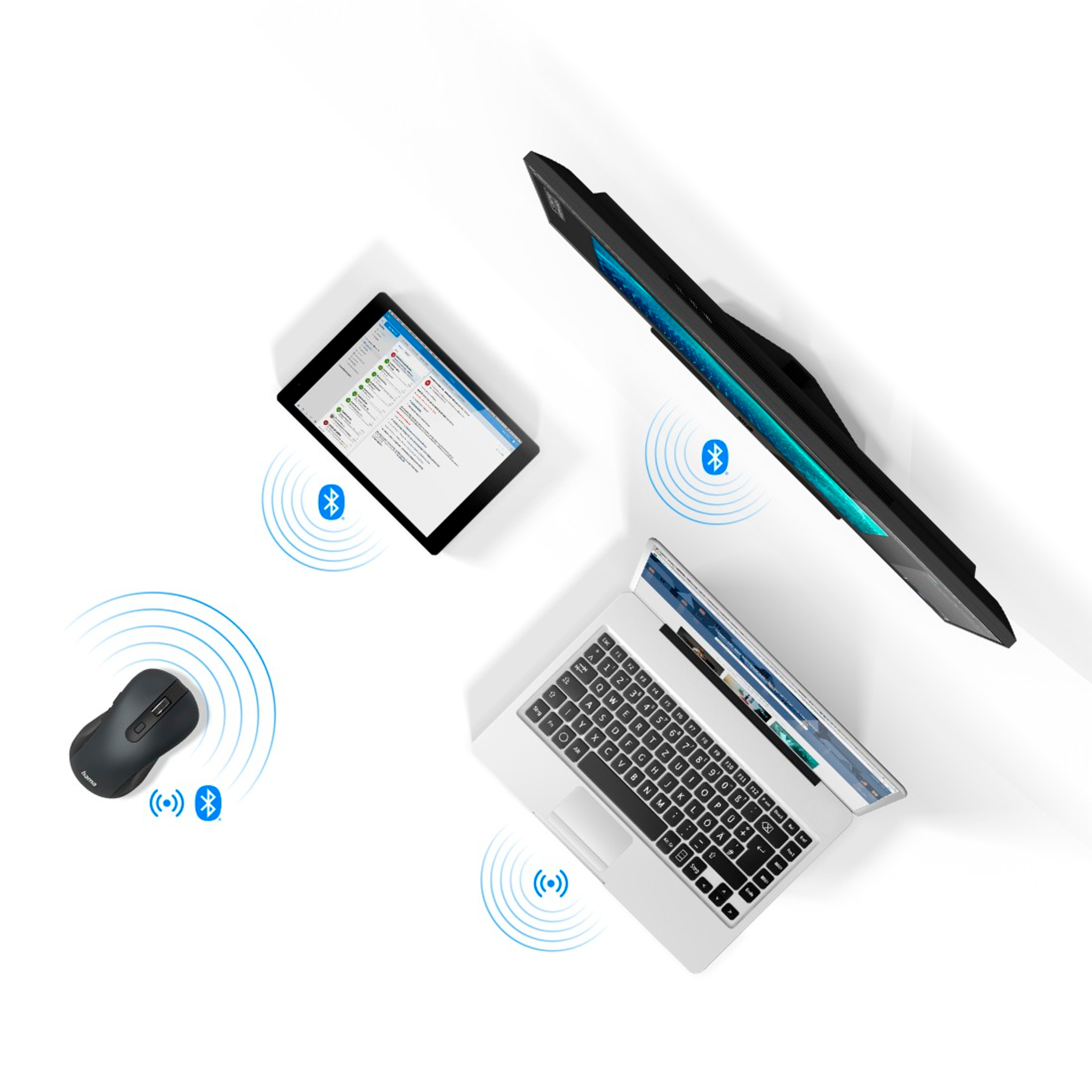 Un laptop, un tablet e un mouse con icone Bluetooth. Un monitor collegato in alto. Tutto su sfondo bianco.