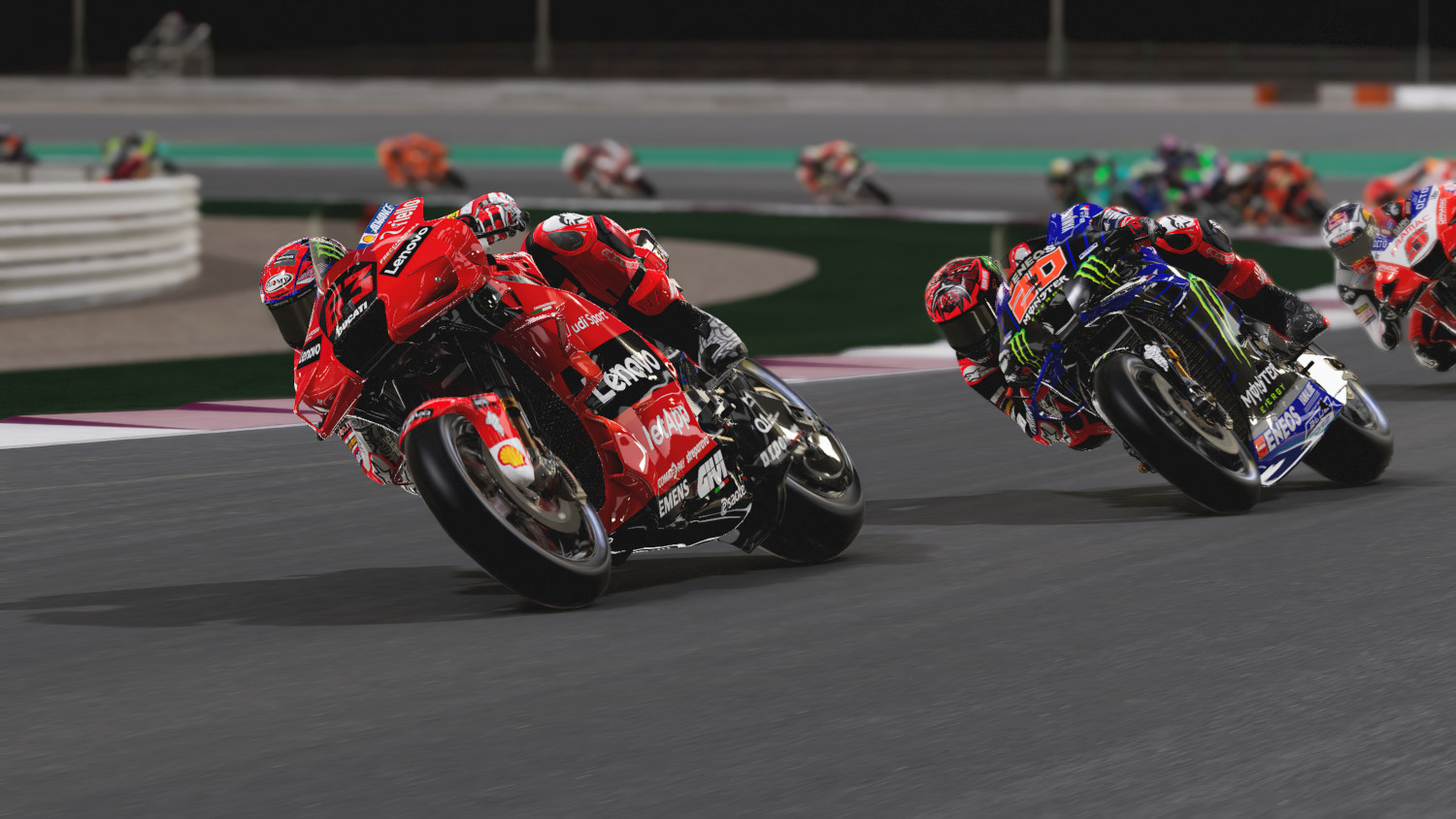Course de motos avec des motos rouges, bleues et d'autres couleurs. Ils courent sur une piste.