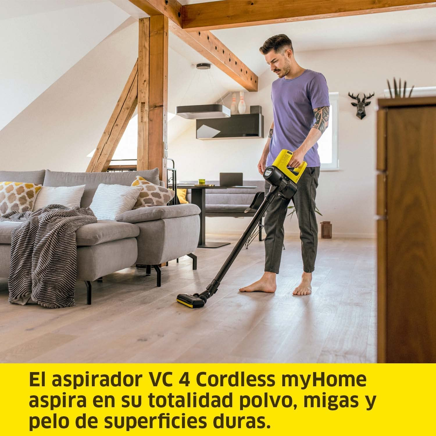 Hombre aspirando un piso con una aspiradora inalámbrica, con texto abajo.