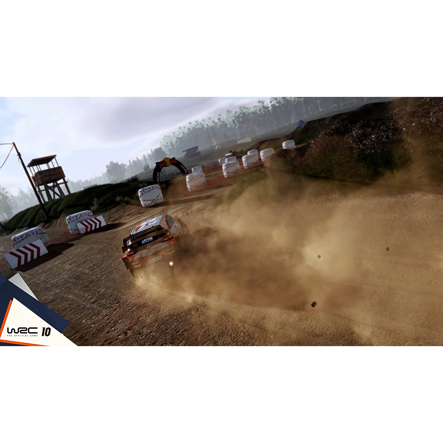 Un coche de rally compitiendo en una pista de tierra, logo WRC 10 en la esquina.