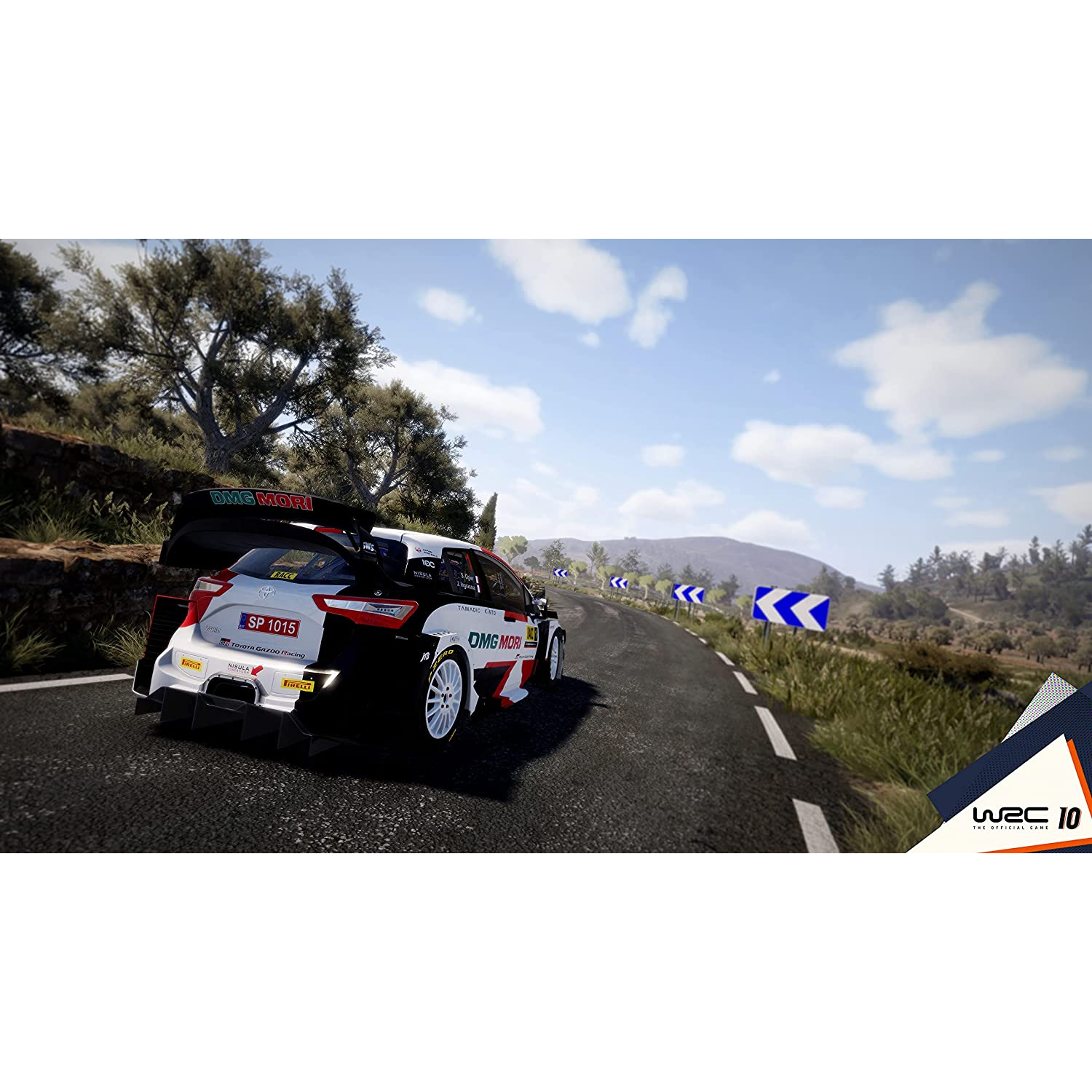 Un coche de rally blanco y negro conduciendo por una carretera con árboles y señales azules.