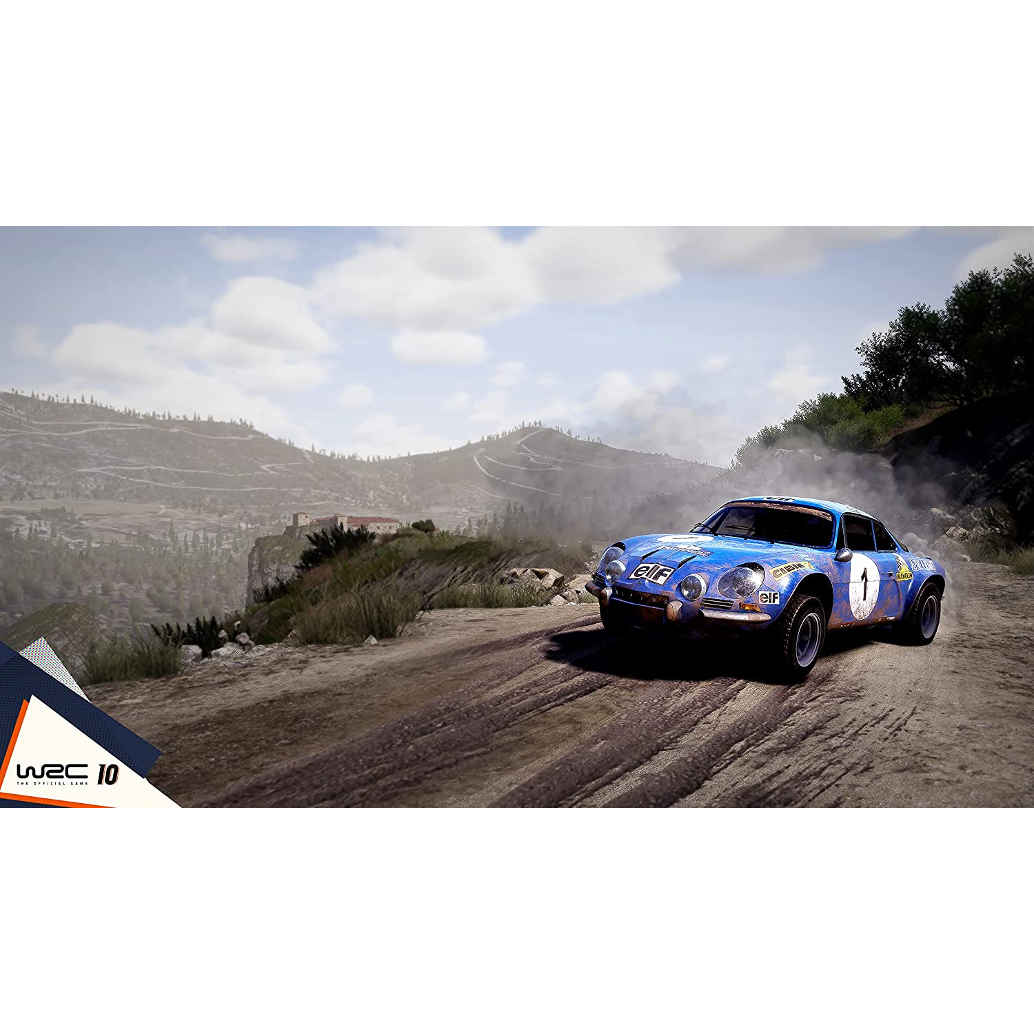 Coche de rally azul a gran velocidad en un camino de tierra con montañas al fondo.