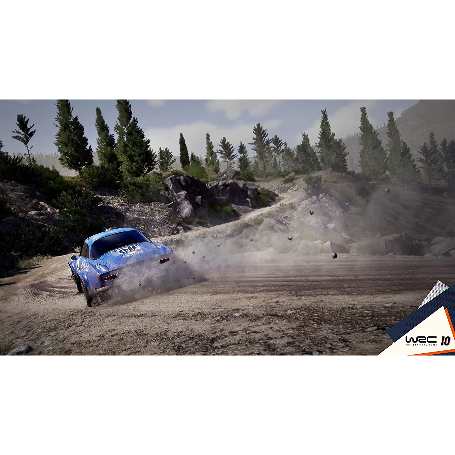 Coche de rally azul derrapa en camino de tierra, levantando polvo, rodeado de árboles y colinas.