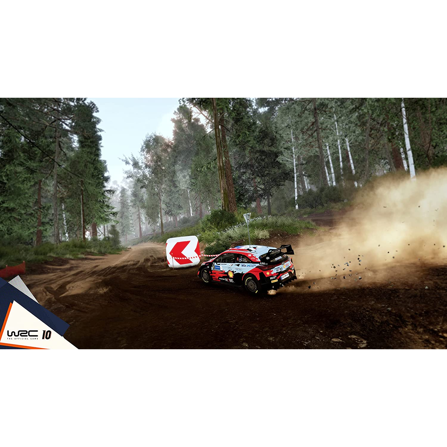 Un coche de rally corre en una pista de tierra, levantando polvo. La pista tiene una curva cerrada.