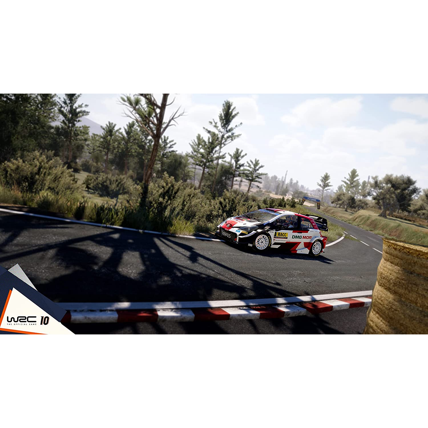Un coche de rally en una carretera sinuosa, rodeado de árboles y un cielo nublado, logotipo de WRC 10.