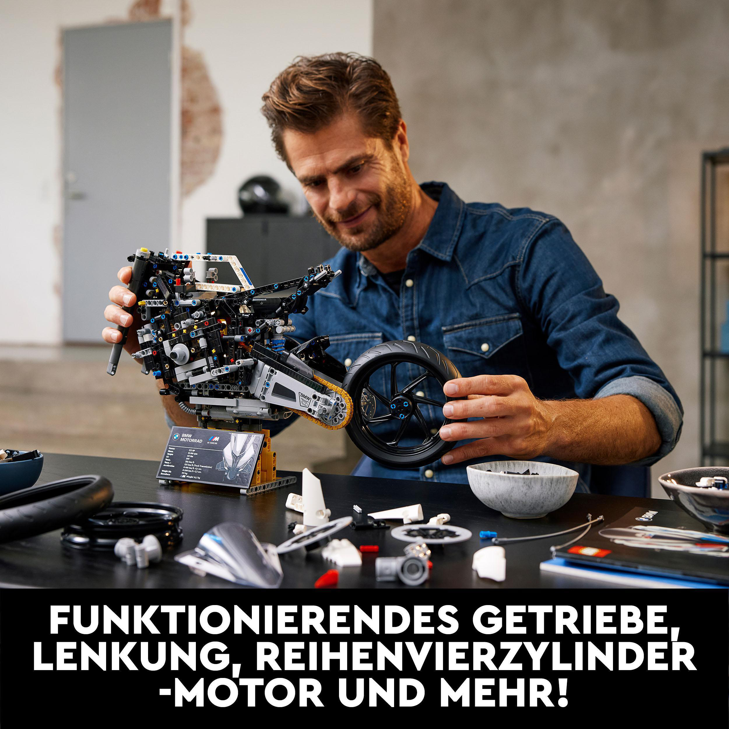 Mann baut Lego-Motorrad. Text: Funktionierendes Getriebe, Lenkung, Reihenvierzylinder-Motor und mehr!