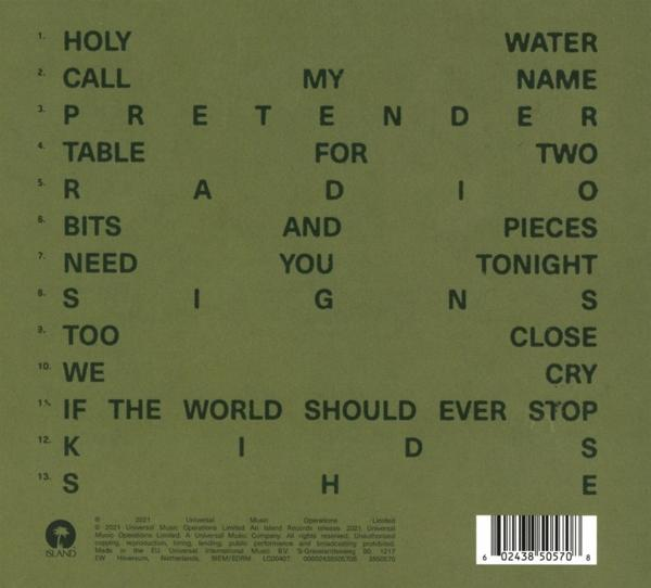 Egy zenei album hátlapja a dalok címeivel és az előadó adataival. Zöld háttér.