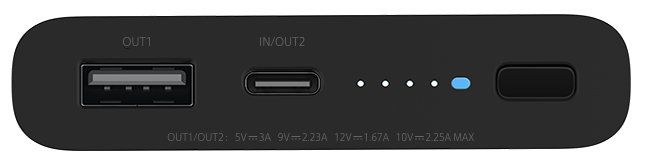 Egy fekete power bank USB és USB-C portokkal, valamint akkumulátor-szintjelzővel.