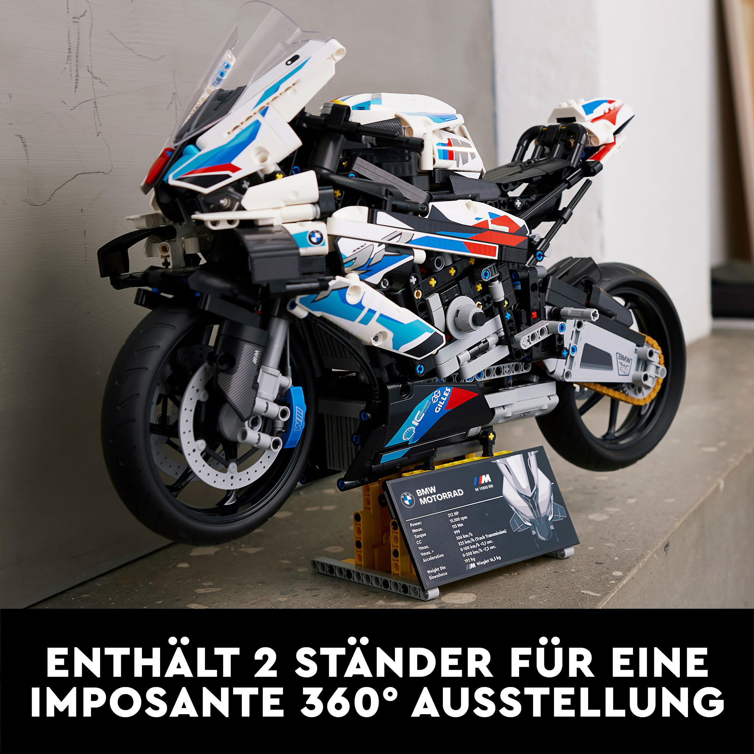 Ein Lego BMW Motorrad Modell auf einem Ständer mit einem Schild mit der Aufschrift BMW MOTORRAD.