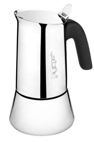 Eine glänzende Kaffeemaschine aus Edelstahl mit schwarzem Griff, auf weißem Hintergrund.