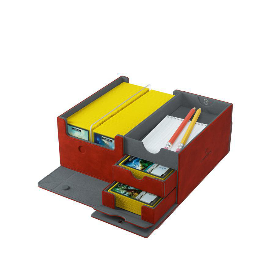 Rote Aufbewahrungsbox mit Kartendecks und Bleistiften.