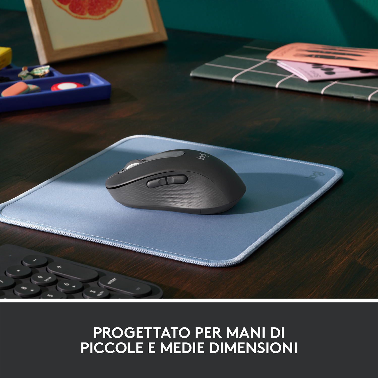 Un mouse e un tappetino grigio scuro su una superficie di legno. Il tappetino è blu.