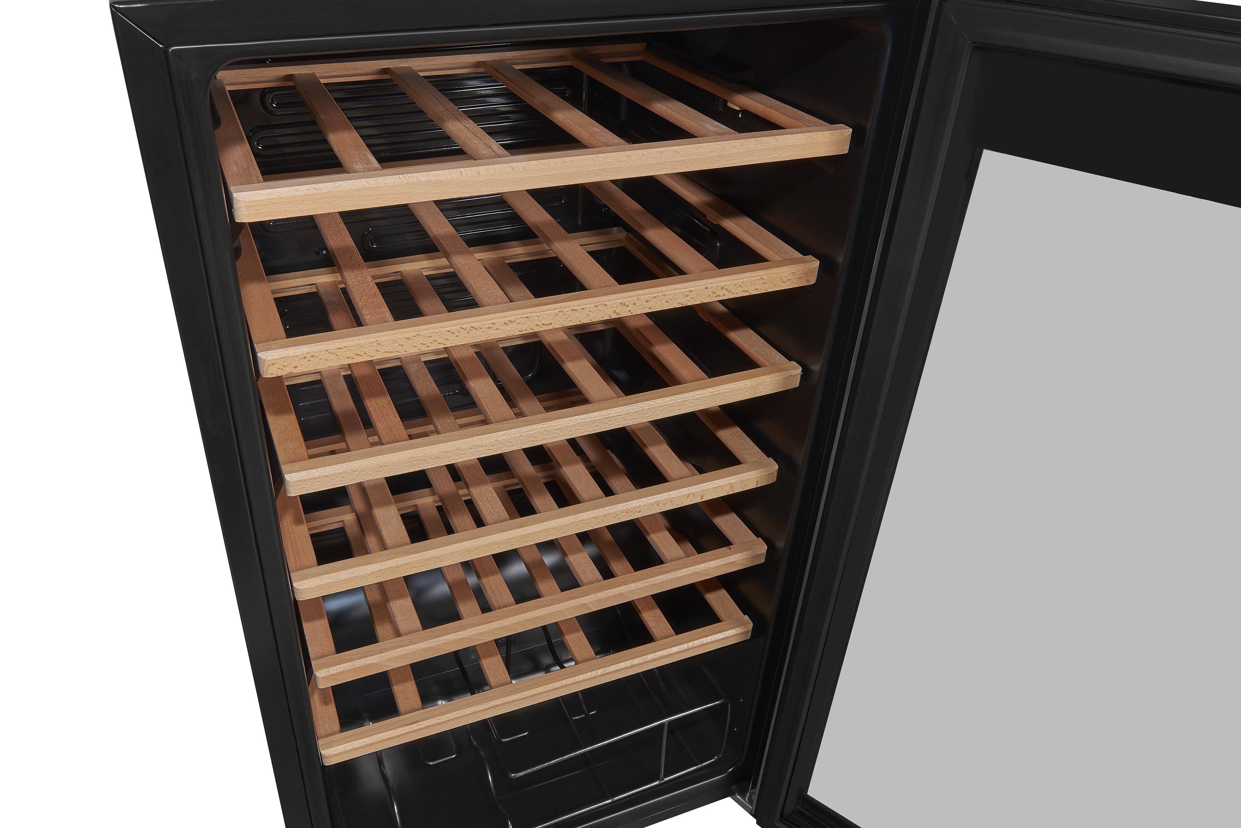 Weinkühlschrank-Innenraum mit Holzregalen. Schwarzer Rahmen, leer, bereit für Weinflaschen.