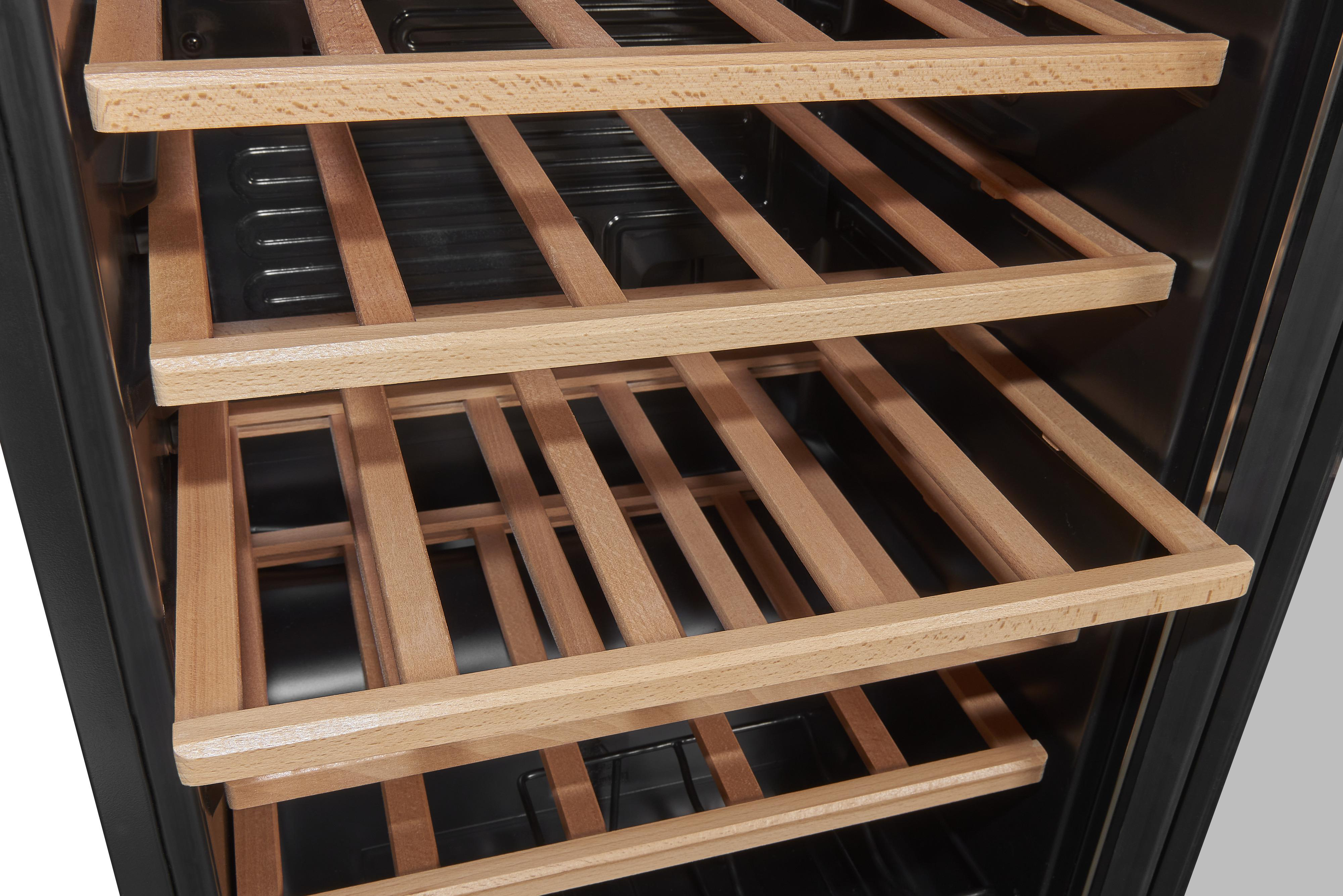 Weinregale aus Holz in einem schwarzen Kühlschrank.