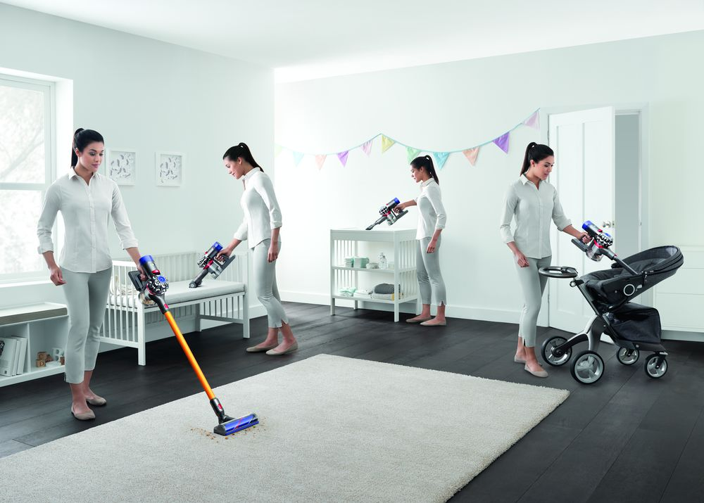 Mujer usando aspiradora en habitación. Múltiples ángulos de aspirado de alfombra.