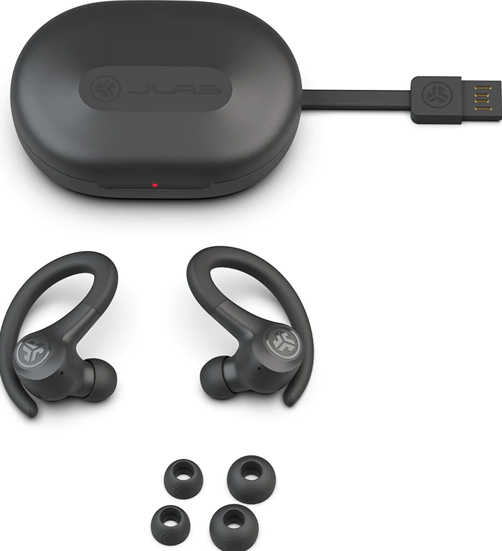 Auricolari wireless neri con custodia di ricarica e punte extra. La custodia ha un connettore USB-C. Gli auricolari hanno ganci.